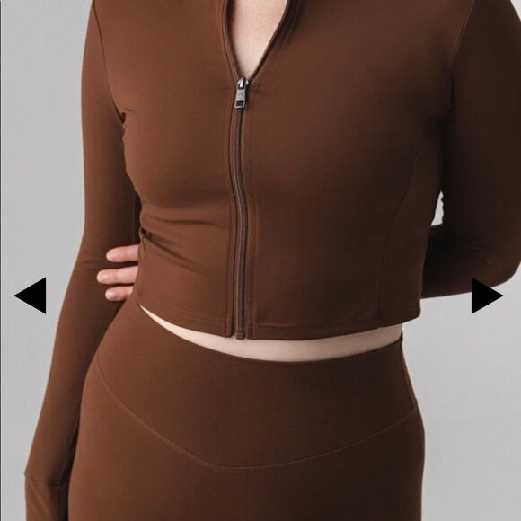 Balance Athletica cropped zip in cocoa L. Beautiful chocolate brown. - Picture 7 of 8